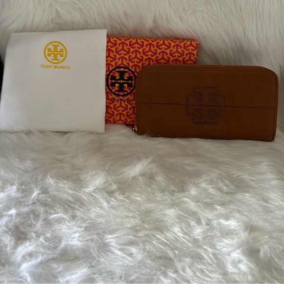 ~AUTHENTIC ~Tory Burch Wallet - Picture 3 of 13